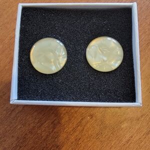 Shell Round Ear Plug 18"